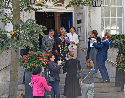 33574796-8768715-Love_wins_Despite_COVID_19_Damian_and_Helen_s_friends_proved_the-a-66_1600965800187.jpg
